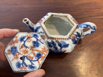 Een Chinese hexagonale Imari-stijl theepot met deksel, Kangxi