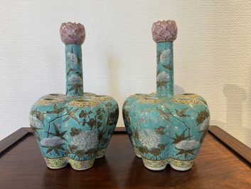 Paire de vases en porcelaine de Chine &agrave; d&eacute;cor de dragons sur fond turquoise, 19&egrave;me