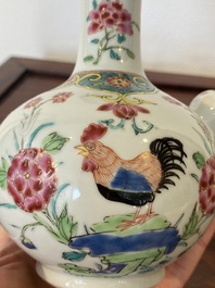 Paire de kendis en porcelaine de Chine famille rose &agrave; d&eacute;cor de coqs, Qianlong