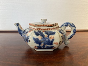 Een Chinese hexagonale Imari-stijl theepot met deksel, Kangxi