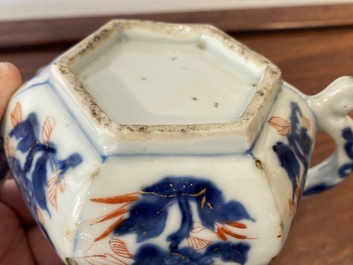 Een Chinese hexagonale Imari-stijl theepot met deksel, Kangxi