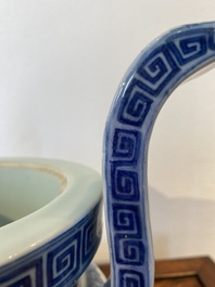 Een Chinese blauw-witte driepotige wierookbrander, Daoguang merk en periode