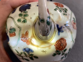 Een Chinese famille verte theepot met decor van antiquiteiten, Kangxi