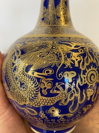 Een Chinese monochrome blauwe flesvormige vaas met verguld drakendecor, Qianlong merk, 19e eeuw