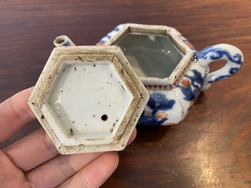 Een Chinese hexagonale Imari-stijl theepot met deksel, Kangxi