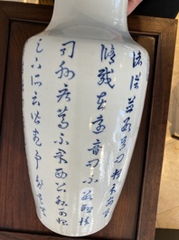 Een Chinese blauw-witte vaas met een hert en een kraanvogel, Tao Cheng Tang 陶成堂 merk, 18/19e eeuw