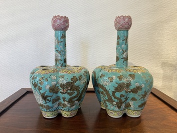 Een paar Chinese famille rose bloemenvazen met draken op turquoise fondkleur, 19e eeuw