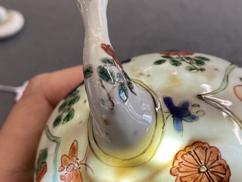 Een Chinese famille verte theepot met decor van antiquiteiten, Kangxi