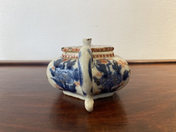 Een Chinese hexagonale Imari-stijl theepot met deksel, Kangxi