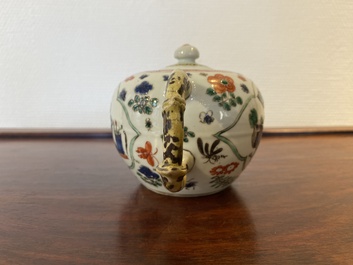 Een Chinese famille verte theepot met decor van antiquiteiten, Kangxi