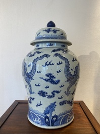 Grand vase couvert en porcelaine de Chine en bleu et blanc &agrave; d&eacute;cor de dragons, 19&egrave;me