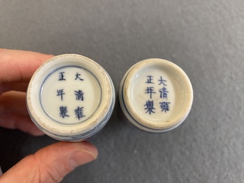 Deux tabati&egrave;res en porcelaine de Chine en bleu, blanc et rouge de cuivre, marque de Yongzheng, 19&egrave;me