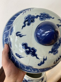 Een grote Chinese blauw-witte dekselvaas met draken, 19e eeuw