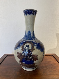 Vase de forme bouteille en porcelaine de Chine en bleu, blanc et rouge de cuivre dit 'de Nankin', marque de Yongzheng, 19/20&egrave;me