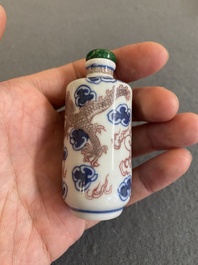 Tabati&egrave;re en porcelaine de Chine en bleu, blanc et rouge de cuivre &agrave; d&eacute;cor d'un dragon, marque de Yongzheng, 19&egrave;me