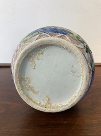 Vase de forme bouteille en porcelaine de Chine wucai, &eacute;poque Transition