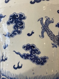 Grand vase couvert en porcelaine de Chine en bleu et blanc &agrave; d&eacute;cor de dragons, 19&egrave;me