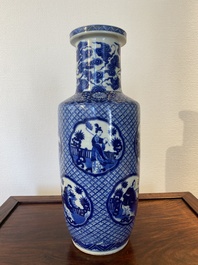 Een Chinese blauw-witte rouleau vaas met onsterfelijken, Kangxi merk, 19e eeuw