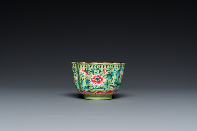 A Chinese green-ground Canton enamel cup on trembleuse stand, Qianlong