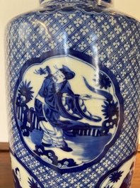 Vase de forme rouleau en porcelaine de Chine en bleu et blanc &agrave; d&eacute;cor d'immortels, marque de Kangxi, 19&egrave;me