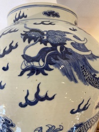 Grand vase couvert en porcelaine de Chine en bleu et blanc &agrave; d&eacute;cor de dragons, 19&egrave;me