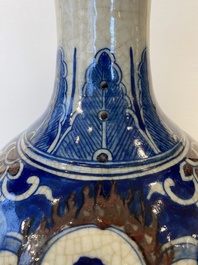 Vase de forme bouteille en porcelaine de Chine en bleu, blanc et rouge de cuivre dit 'de Nankin', marque de Yongzheng, 19/20&egrave;me