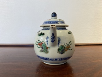 Th&eacute;i&egrave;re couverte en porcelaine de Chine famille verte &agrave; d&eacute;cor d'une grue et d'un cerf, Kangxi