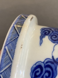 Vase de forme rouleau en porcelaine de Chine en bleu et blanc &agrave; d&eacute;cor d'immortels, marque de Kangxi, 19&egrave;me