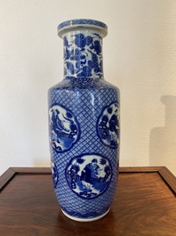 Vase de forme rouleau en porcelaine de Chine en bleu et blanc &agrave; d&eacute;cor d'immortels, marque de Kangxi, 19&egrave;me