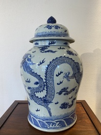 Grand vase couvert en porcelaine de Chine en bleu et blanc &agrave; d&eacute;cor de dragons, 19&egrave;me