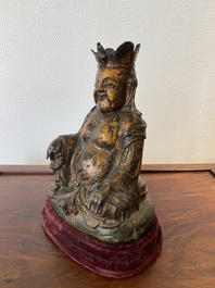 Een Chinese vergulde bronzen Boeddha met kroon, Ming