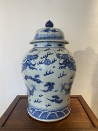 Grand vase couvert en porcelaine de Chine en bleu et blanc &agrave; d&eacute;cor de dragons, 19&egrave;me