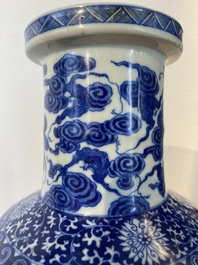 Vase de forme rouleau en porcelaine de Chine en bleu et blanc &agrave; d&eacute;cor d'immortels, marque de Kangxi, 19&egrave;me