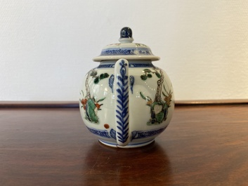 Th&eacute;i&egrave;re couverte en porcelaine de Chine famille verte &agrave; d&eacute;cor d'une grue et d'un cerf, Kangxi