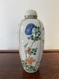 Vase couvert en porcelaine de Chine famille verte &agrave; d&eacute;cor des quatre saisons, Kangxi