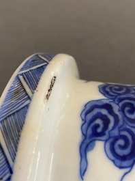 Een Chinese blauw-witte rouleau vaas met onsterfelijken, Kangxi merk, 19e eeuw