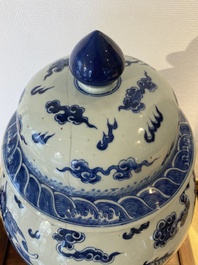 Grand vase couvert en porcelaine de Chine en bleu et blanc &agrave; d&eacute;cor de dragons, 19&egrave;me