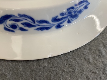 Assiette en porcelaine de Chine en bleu et blanc &agrave; d&eacute;cor de deux ph&eacute;nix et un immortel, Kangxi/Yongzheng