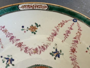 Plat en porcelaine de Chine famille rose &agrave; inscription pour le march&eacute; indien, Qianlong/Jiaqing