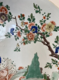 Plat en porcelaine de Chine famille verte &agrave; d&eacute;cor de carpes, Kangxi