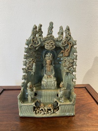 Een Chinees Longquan celadon schrijn met Guanyin, wellicht Ming