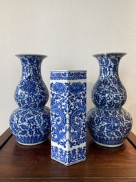 Trois vases en porcelaine de Chine en bleu et blanc, 19&egrave;me