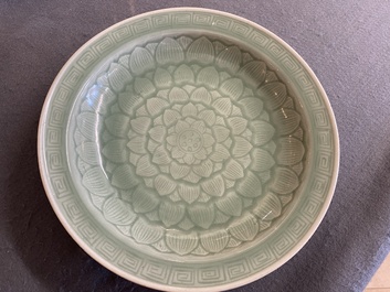 Een Chinese celadon 'lotus' schotel, Qianlong/Jiaqing