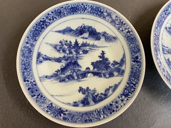 Deux plats en porcelaine de Chine en bleu et blanc &agrave; d&eacute;cor de paysages montagneux, 19&egrave;me