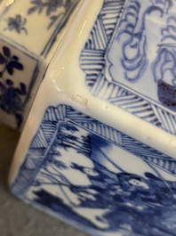 Een paar Chinese vierkante blauw-witte dekselvazen met verhalende decors, Kangxi