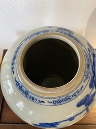 Een grote Chinese blauw-witte dekselpot met verhalend decor, 19e eeuw