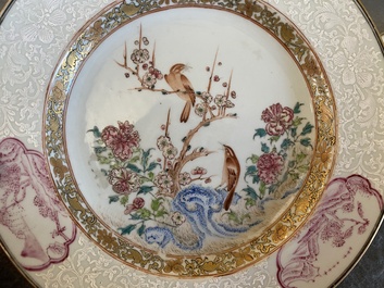 Paire d'assiettes en porcelaine de Chine famille rose &agrave; d&eacute;cor de pies et de prunus aux bords en bianco-sopra-bianco, Yongzheng