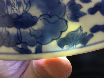 Een grote Chinese blauw-witte schotel met gebombeerd centraal medaillon, Kangxi