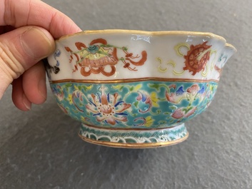 Bol en porcelaine de Chine famille rose &agrave; d&eacute;cor 'bajixiang' sur fond turquoise, marque et &eacute;poque de Tongzhi