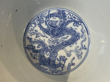 Bol en porcelaine de Chine en bleu et blanc &agrave; d&eacute;cor de dragons, marque de Yongzheng, 19/20&egrave;me